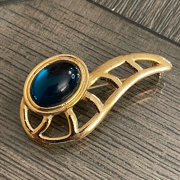 Vintage Abstract Paisley Swoop Gold-tone Pin with Emerald Green Cabochon Gem - Picture 16 of 16